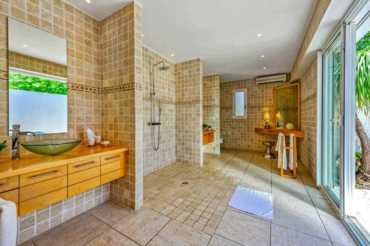 Villa Rental St Martin - The large bathroom